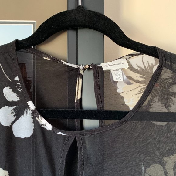 Size medium lightweight top. - Picture 2 of 3